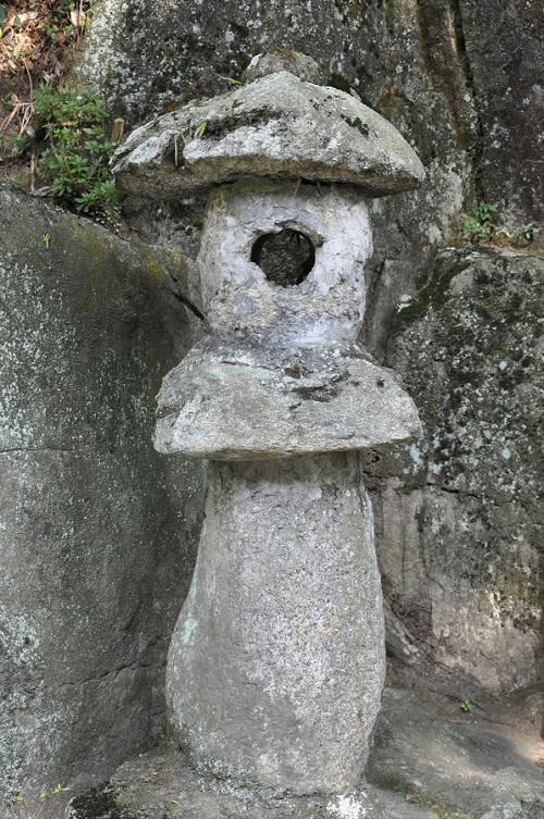 観音峠磨崖仏の石灯籠