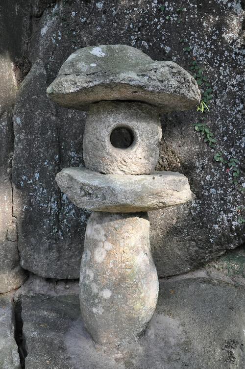 観音峠磨崖仏の石灯籠