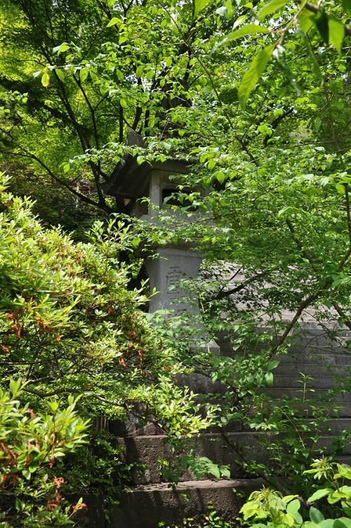 仁比山神社の石灯籠