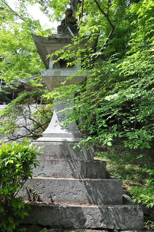 仁比山神社の石灯籠