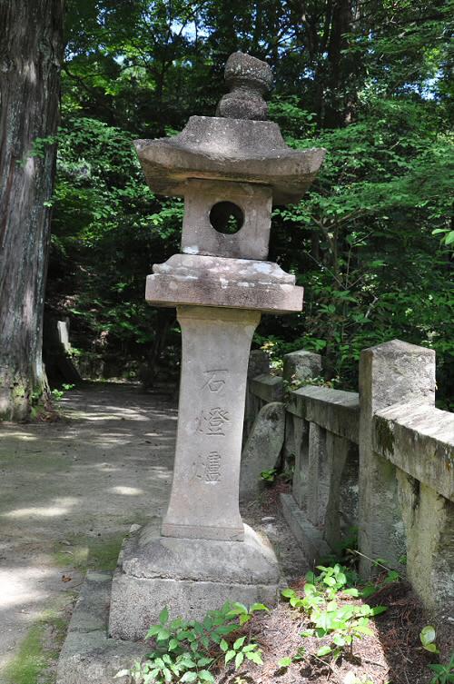 仁比山神社の石灯籠