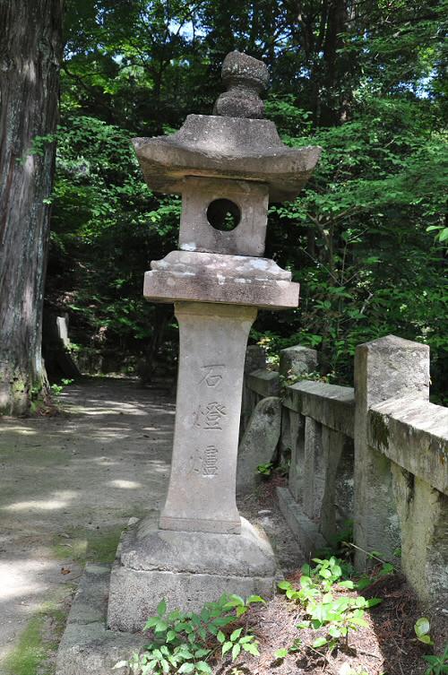 仁比山神社の石灯籠