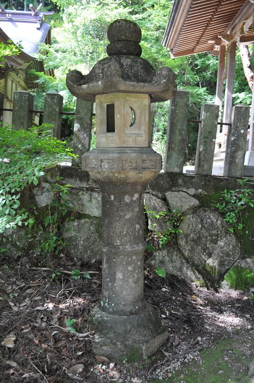 仁比山神社の石灯籠