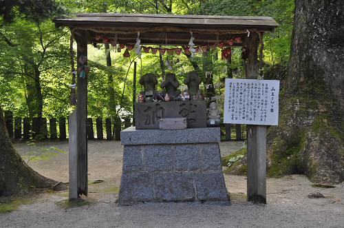 仁比山神社の三猿像