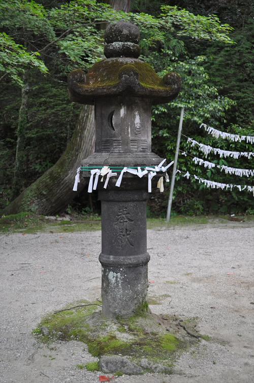 仁比山神社の石灯籠