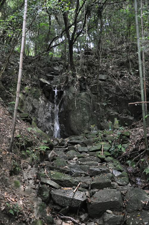 仁比山神社裏の滝