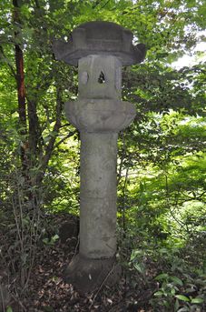 仁比山神社の石燈籠
