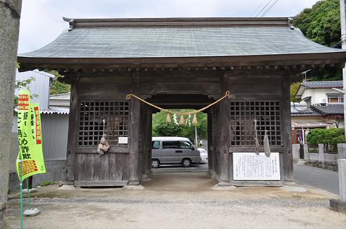 仁比山神社の仁王門