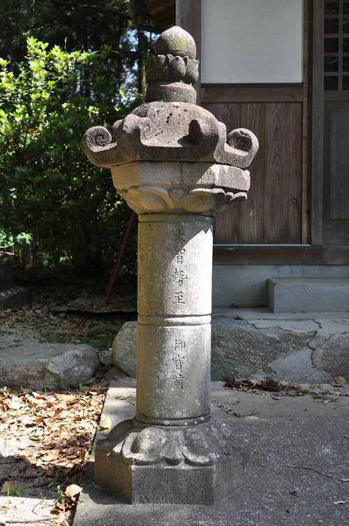 真龍寺観音堂の石灯籠