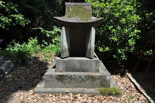 真龍寺船石観音堂の石祠