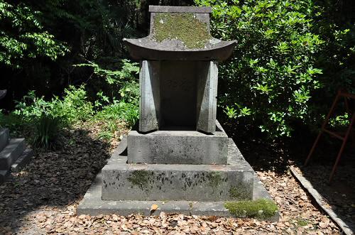 真龍寺船石観音堂の石祠