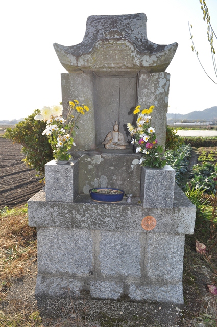 竹原天満宮石祠の杯状穴