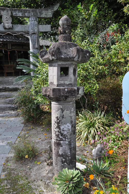 八天神社の石灯籠