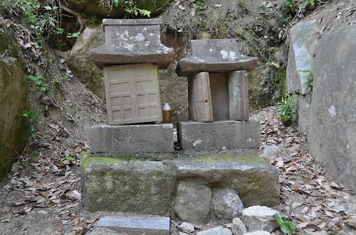 彦山三所大権現・稲荷大明神・八幡大菩薩・伊勢天照大神宮守護・春日大明神・白山明理大権現・天満大自在天神石祠」