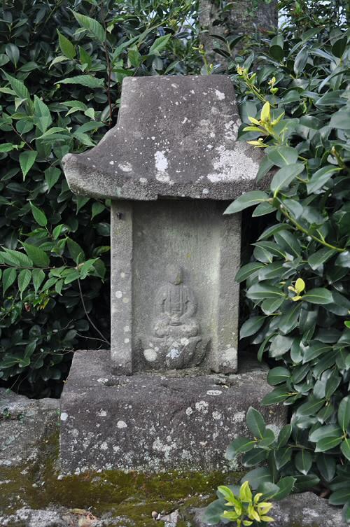 蚕神社の石祠地蔵菩薩坐像