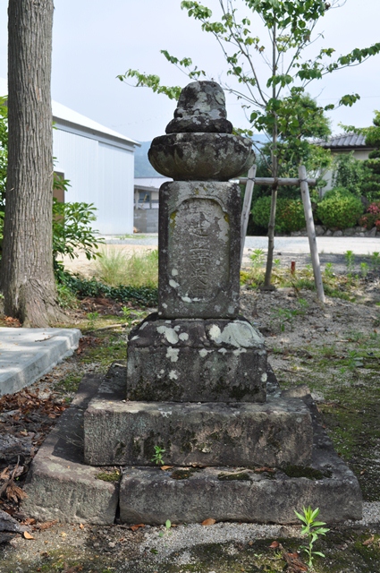 岩田天満宮石塔の杯状穴