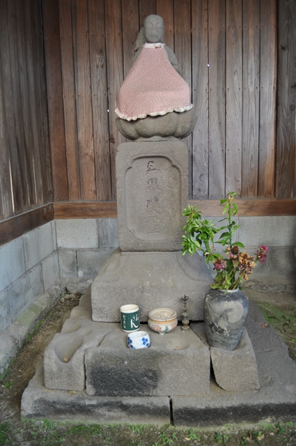 三界萬霊塔の杯状穴