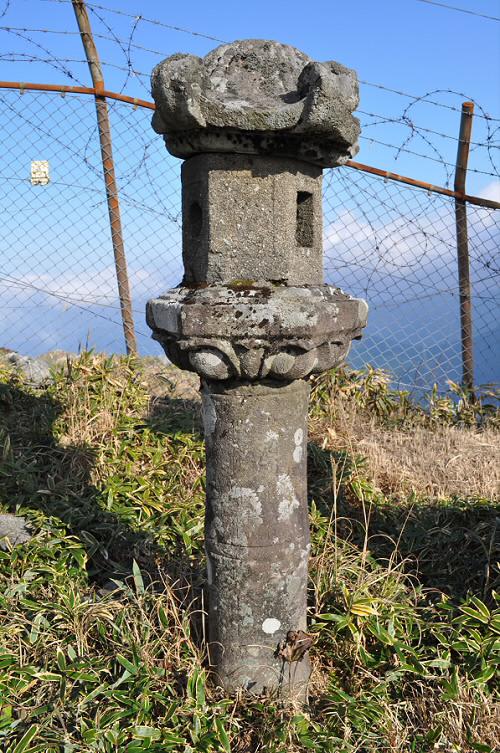 脊振山上宮の石灯籠