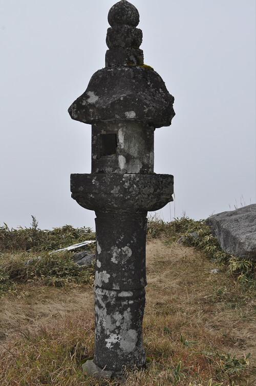 脊振山上宮の石灯籠