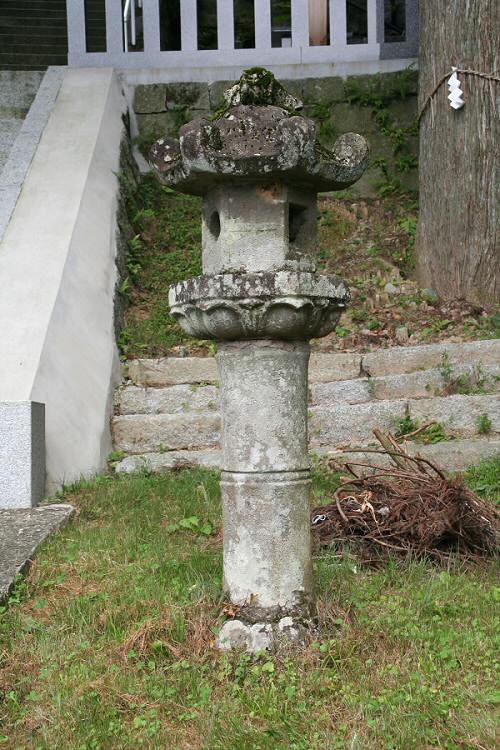 脊振神社の石灯籠