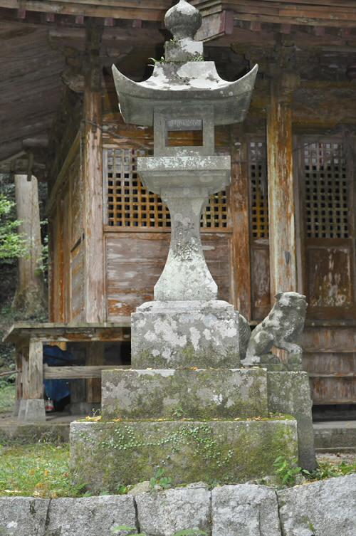 後鳥羽神社の石灯籠