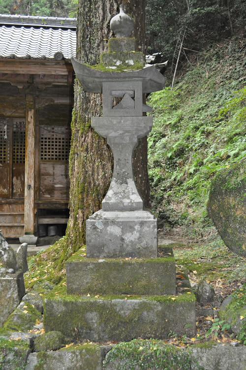 後鳥羽神社の石灯籠