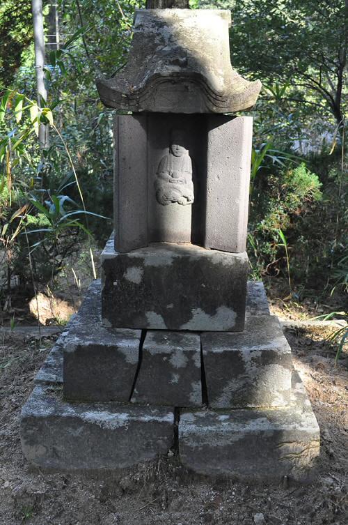 弁財天石祠