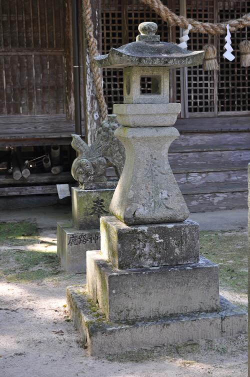 鹿路神社の石灯籠