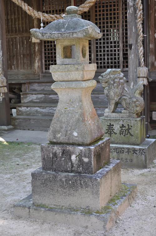 鹿路神社の石灯籠