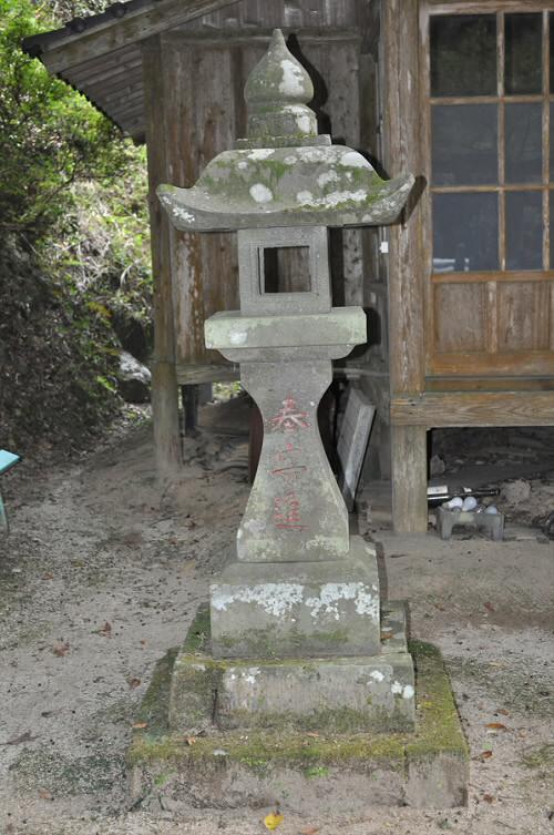 倉谷神社の石灯籠