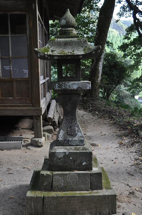 倉谷神社の石灯籠